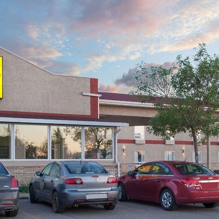 Super 8 By Wyndham Brandon Mb Motel Exterior photo